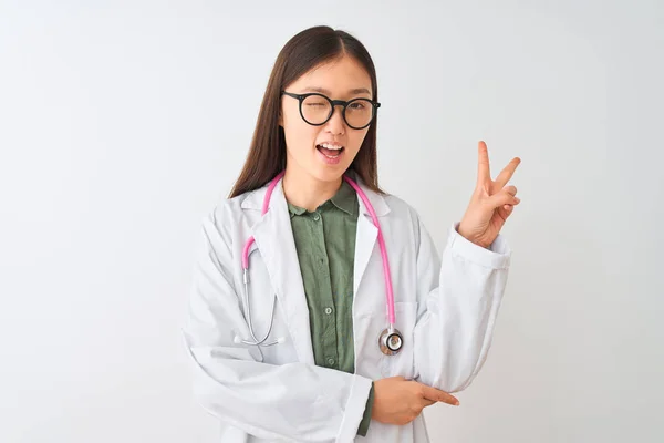 Mladá Čínská Doktorka Brýlích Stetoskop Izolovaném Bílém Pozadí Úsměvem Šťastnou — Stock fotografie