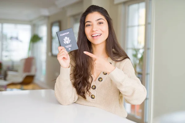 Amerika Birleşik Devletleri Pasaportu Elinde Tutan Genç Bir Kadın Mutlu — Stok fotoğraf