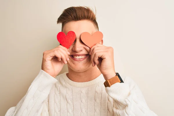 Joven Hombre Romántico Guapo Sosteniendo Corazones Papel Pie Sobre Fondo — Foto de Stock