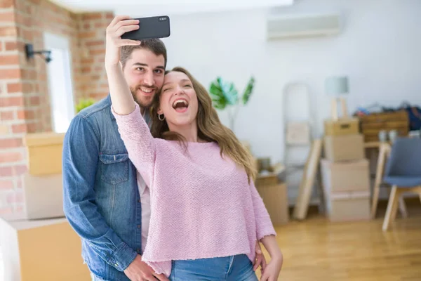 Молодая красивая пара делает селфи фото с помощью смартфона sm — стоковое фото