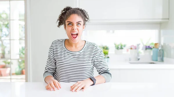 Hermosa Mujer Afroamericana Con Pelo Afro Vistiendo Suéter Rayas Casual — Foto de Stock