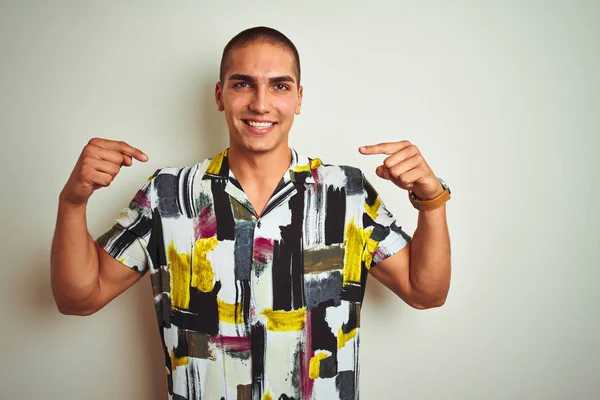 Homem Bonito Jovem Vestindo Camisa Verão Sobre Fundo Isolado Branco — Fotografia de Stock