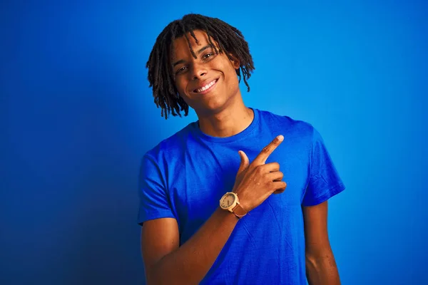 Homem Afro Americano Com Dreadlocks Vestindo Camiseta Sobre Fundo Azul — Fotografia de Stock