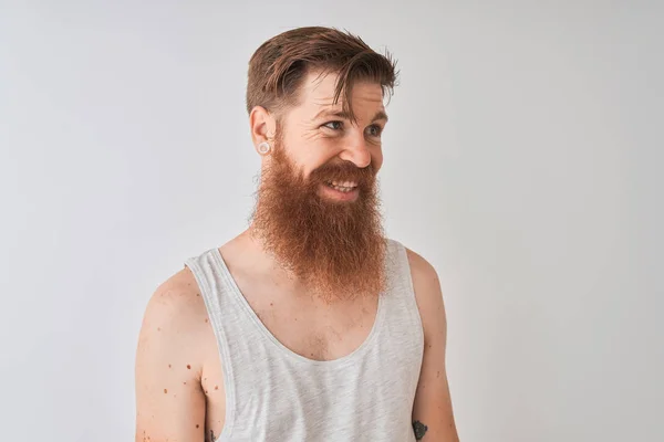 Jonge Redhead Ierse Man Dragen Shirt Staande Geïsoleerde Grijze Achtergrond — Stockfoto