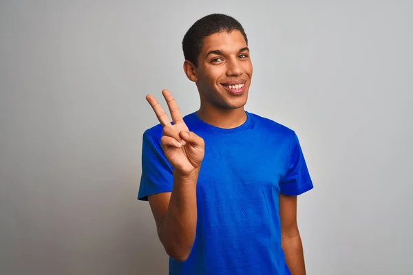 Mladý Pohledný Arabský Muž Modrým Tričkem Stojící Nad Izolovaným Bílým — Stock fotografie