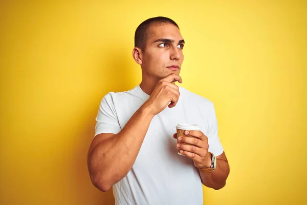 Νεαρός Όμορφος Άντρας Πίνει Ένα Ποτήρι Καφέ Πάνω Από Κίτρινο — Φωτογραφία Αρχείου