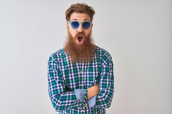 Joven Pelirrojo Irlandés Con Camisa Casual Gafas Sol Sobre Fondo —  Fotos de Stock