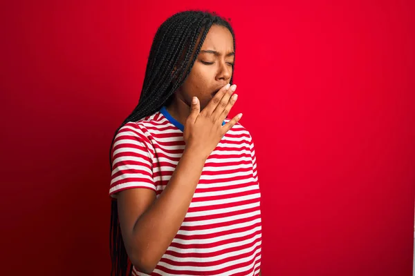 Joven Mujer Afroamericana Vistiendo Camiseta Rayas Pie Sobre Fondo Rojo — Foto de Stock