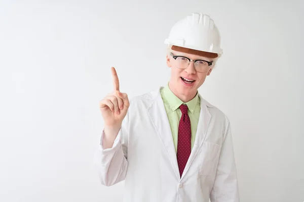 Albino Wetenschapper Man Met Een Bril Helm Staande Geïsoleerde Witte — Stockfoto