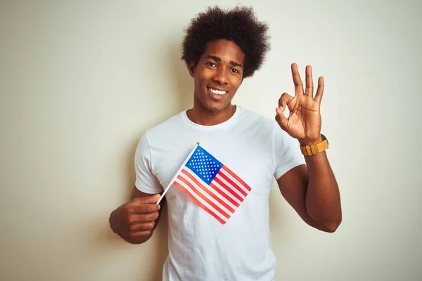 Afro Homem Segurando Estados Unidos América Eua Bandeira Sobre Fundo — Fotografia de Stock