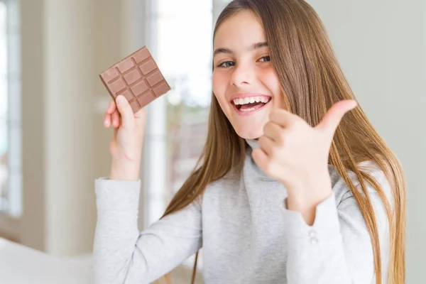 Hermosa Niña Comiendo Barra Chocolate Feliz Con Una Gran Sonrisa —  Fotos de Stock