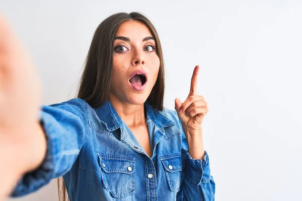 Hermosa Mujer Con Camisa Mezclilla Hacer Selfie Por Cámara Sobre — Foto de Stock