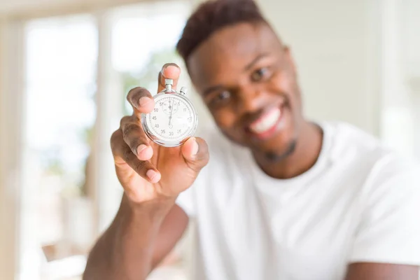 Νέος Αφρικανός άνθρωπος κρατώντας ασήμι ρετρό χρονόμετρο καταμέτρηση χρόνος — Φωτογραφία Αρχείου
