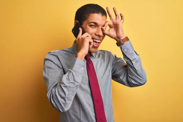 Jovem Bonito Árabe Empresário Falando Smartphone Sobre Isolado Fundo Amarelo — Fotografia de Stock