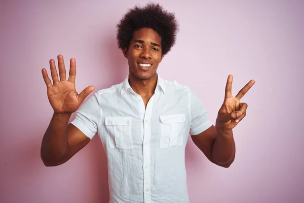 Mladý Američan Afro Vlasy Bílé Košili Stojící Nad Izolované Růžové — Stock fotografie