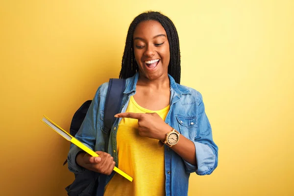 Afroamerikansk Student Kvinna Bär Ryggsäck Och Boka Över Isolerad Gul — Stockfoto