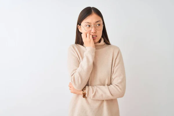 Mujer Joven China Que Usa Suéter Cuello Alto Gafas Sobre —  Fotos de Stock