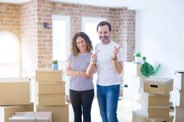 Casal Sênior Meia Idade Mudando Para Uma Nova Casa Com — Fotografia de Stock