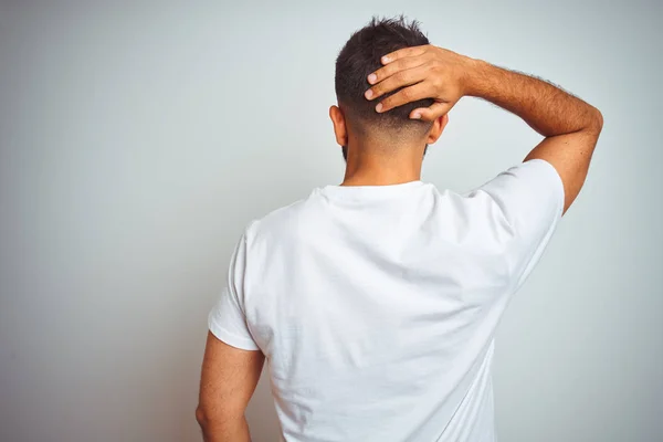 Giovane Indiano Che Indossa Shirt Piedi Sopra Isolato Sfondo Bianco — Foto Stock