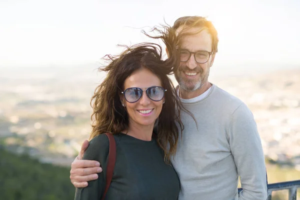 Romantisch Paar Glimlachend Knuffelen Een Zonnige Dag — Stockfoto