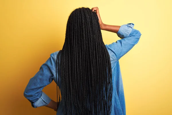Mladá Africká Americká Žena Džínové Košili Stojící Nad Izolovaným Žlutým — Stock fotografie