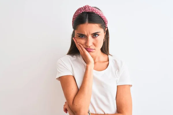 Jeune Belle Femme Portant Shirt Décontracté Diadème Sur Fond Blanc — Photo