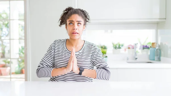 Mulher Americana Africana Bonita Com Cabelo Afro Vestindo Camisola Listrada — Fotografia de Stock