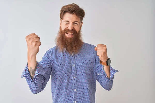 Jonge Roodharige Ierse Man Draagt Casual Shirt Staan Geïsoleerde Witte — Stockfoto