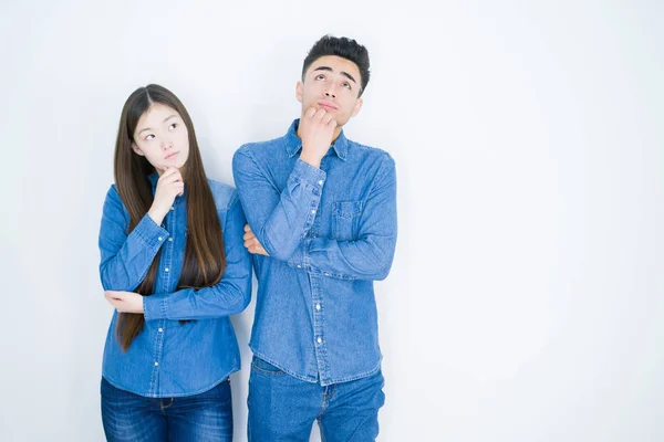 Bonito Jovem Asiático Casal Sobre Branco Isolado Fundo Com Mão — Fotografia de Stock