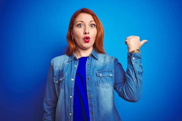 Joven Hermosa Pelirroja Vistiendo Camisa Mezclilla Pie Sobre Fondo Azul —  Fotos de Stock