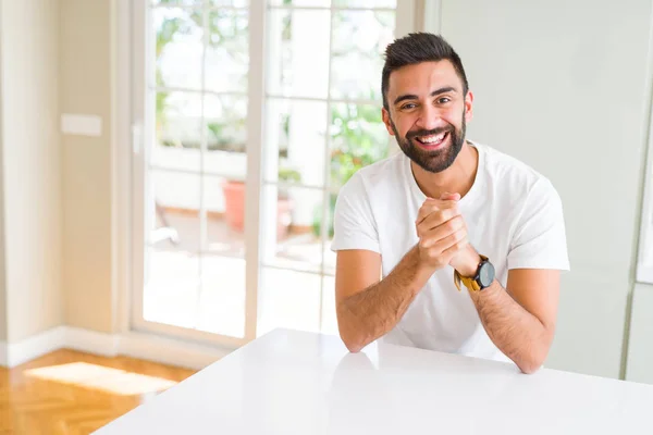 Bonito homem sorrindo alegre com um grande sorriso na cara mostrando t — Fotografia de Stock