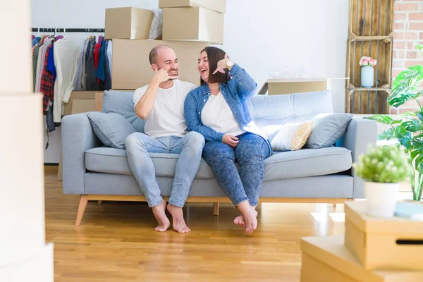 Pareja Joven Sentada Sofá Arround Cajas Cartón Moviéndose Una Nueva — Foto de Stock