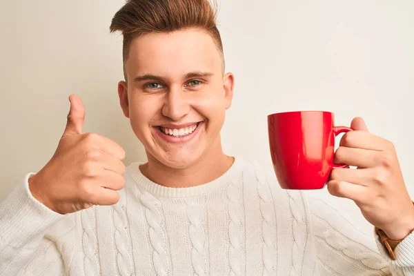 Junger Gutaussehender Mann Trinkt Rote Tasse Kaffee Steht Über Isoliertem — Stockfoto