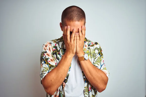 Jovem Homem Bonito Nas Férias Vestindo Camisa Havaiana Sobre Fundo — Fotografia de Stock