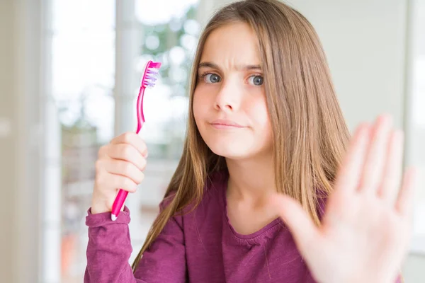 Красива Молода Дівчинка Яка Тримає Рожеву Зубну Щітку Відкритою Рукою — стокове фото