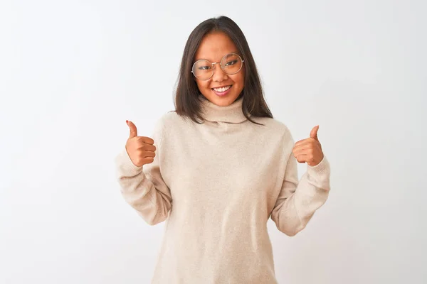 Giovane Donna Cinese Indossa Maglione Dolcevita Occhiali Sopra Isolato Segno — Foto Stock