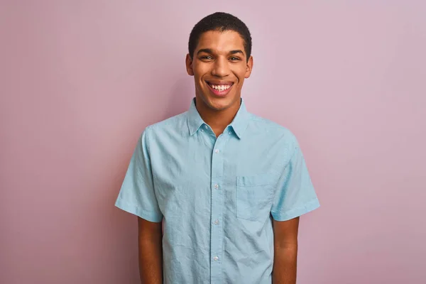 Joven Hombre Árabe Guapo Con Camisa Azul Pie Sobre Fondo —  Fotos de Stock