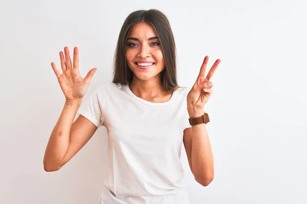 Joven Hermosa Mujer Con Camiseta Casual Pie Sobre Fondo Blanco —  Fotos de Stock