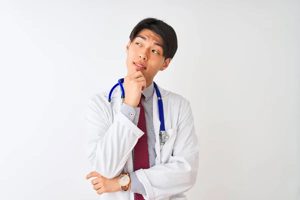 Čínský Lékař Kabátové Kravatě Stetoskopu Přes Izolované Bílé Pozadí Rukou — Stock fotografie