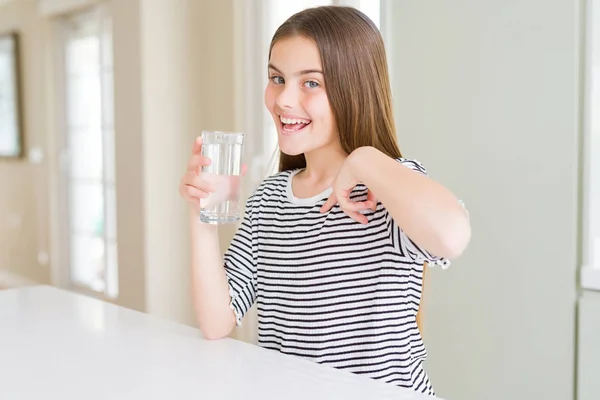 Belle Jeune Fille Enfant Boire Verre Eau Fraîche Avec Visage — Photo