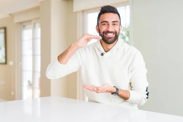 Hombre Hispano Guapo Usando Suéter Blanco Casual Casa Haciendo Gestos — Foto de Stock