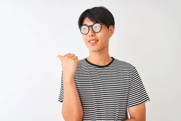 Číňan Nosí Brýle Námořnictvo Pruhované Tričko Stojící Nad Izolovaným Bílým — Stock fotografie
