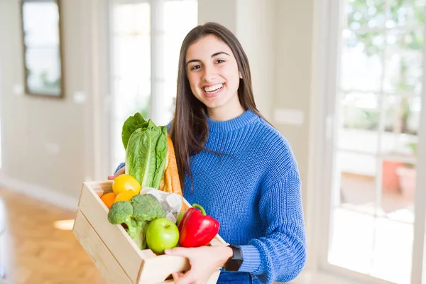 Mujer Joven Sonriendo Sosteniendo Una Caja Madera Comestibles Entrega —  Fotos de Stock