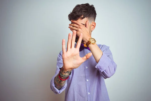 Joven Hombre Con Tatuaje Vistiendo Camisa Morada Pajarita Sobre Fondo — Foto de Stock