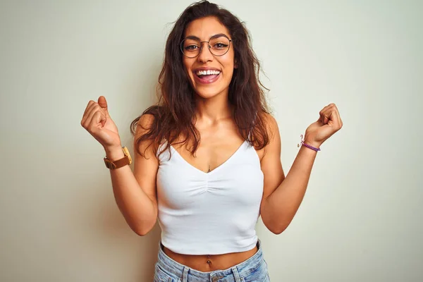 Jovem Mulher Bonita Vestindo Shirt Óculos Sobre Fundo Branco Isolado — Fotografia de Stock