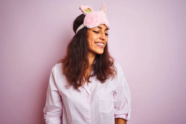 Mujer Hermosa Joven Con Pijama Máscara Para Dormir Sobre Fondo — Foto de Stock