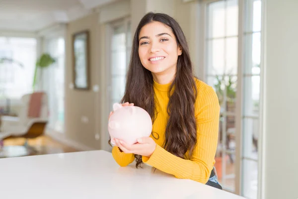Ung Kvinna Håller Spargris Bank Med Ett Lyckligt Ansikte Stående — Stockfoto