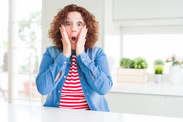 Middelbare Leeftijd Senior Vrouw Met Krullend Haar Dragen Denim Jas — Stockfoto