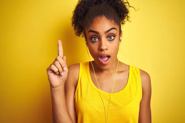 African American Woman Listening Music Using Earphones Isolated Yellow Background — Stock Photo, Image