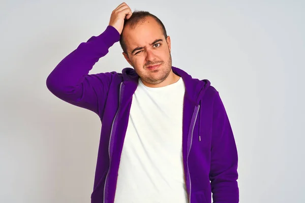 Młody Człowiek Fioletowej Bluzie Stojący Nad Odizolowanym Białym Tłem Myli — Zdjęcie stockowe